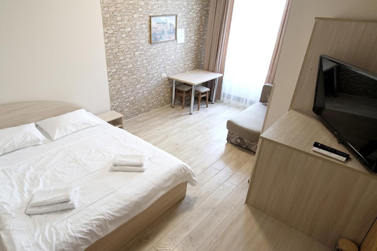 Buk Apartments On Doroshenka 25 ลวีฟ ภายนอก รูปภาพ
